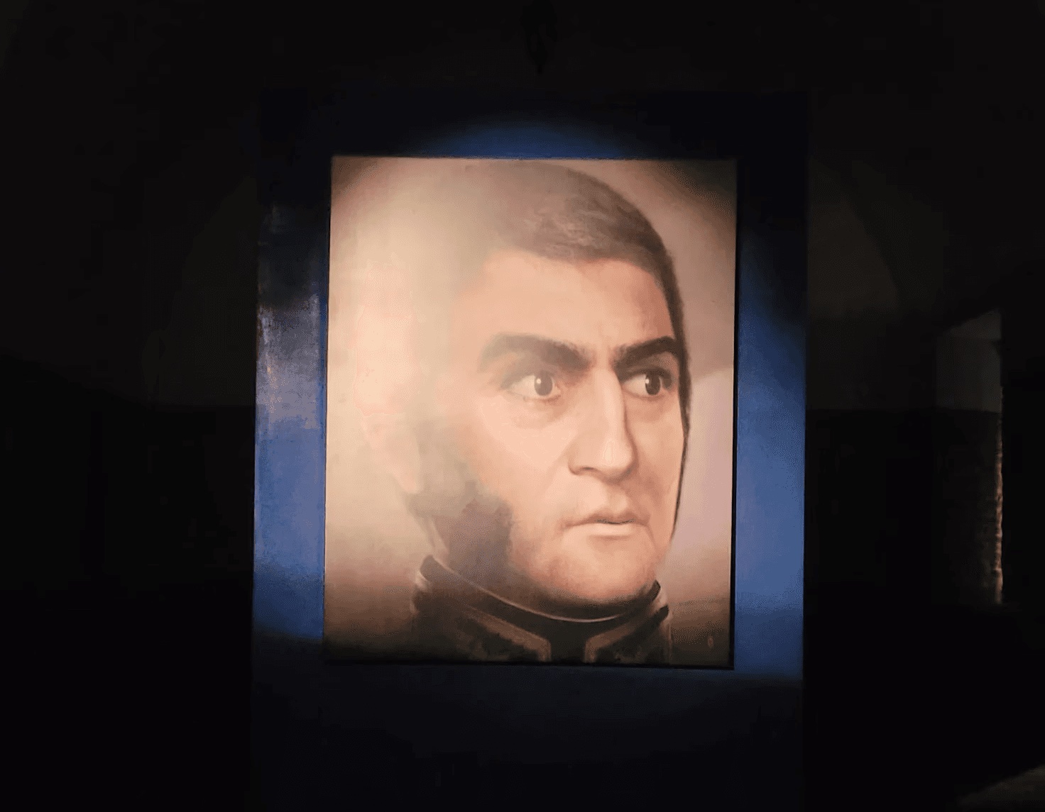Retrato iluminado de San Martín en sala del museo